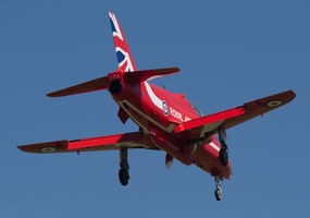 红色军机飞行表演图片